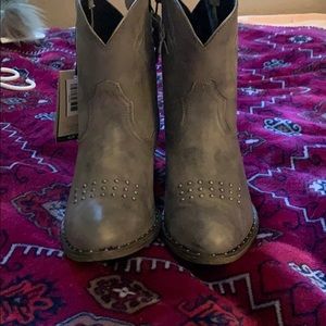NWT Ariat cowboy booties